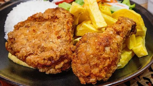 Pollo broaster con papas fritas